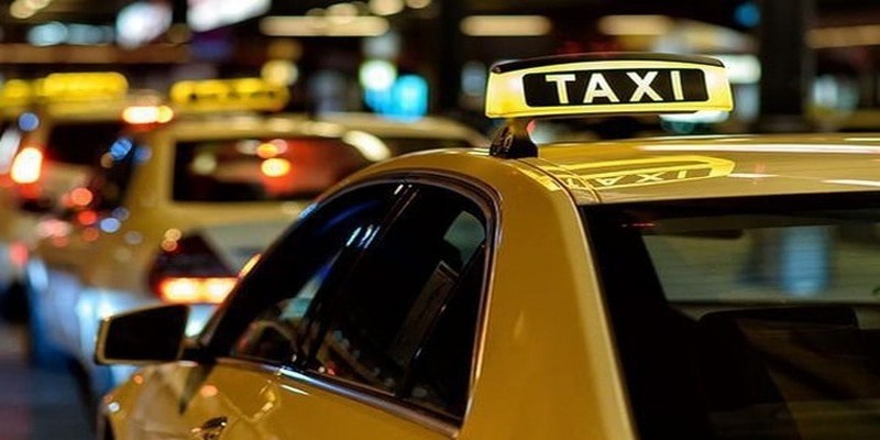 Nếu đi du lịch theo nhóm đông người thì nên di chuyển bằng taxi